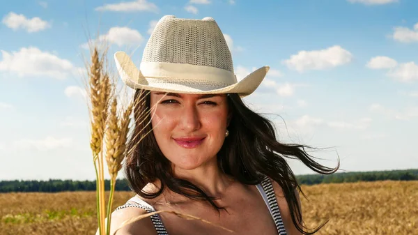 Hübsche Frau auf dem Feld Nahaufnahme Porträt — Stockfoto