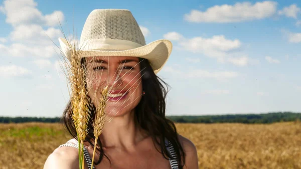 Vacker kvinna i fältet närbild porträtt — Stockfoto