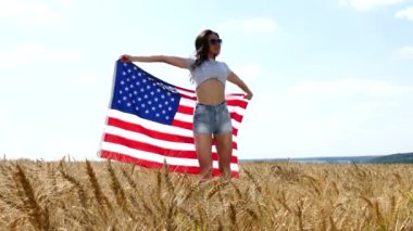 Güzellik kız çalışan üzerinde sarı buğday alan bizimle ulusal bayrak.