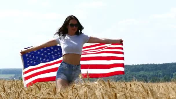 Красавица выбежала на поле с национальным флагом США . — стоковое видео