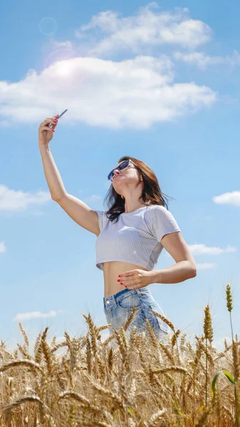 Meisje in zonnebril met mobiele telefoon — Stockfoto