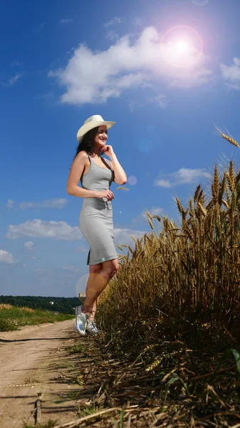 Mooie vrouw in de buurt van veld — Stockfoto