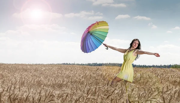 Femme avec parapluie dans le domaine — Photo