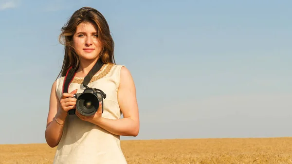 Turist resa fotograf fotografering leende — Stockfoto