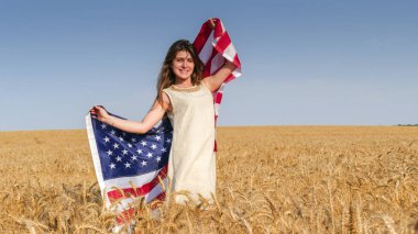 Güzel bir kız ile bir ABD bayrağı alanında