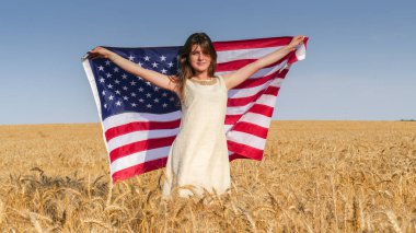 Güzel bir kız ile bir ABD bayrağı alanında