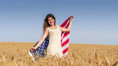 Güzel bir kız ile bir ABD bayrağı alanında