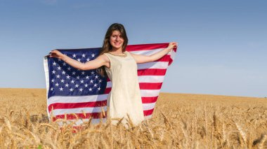 Güzel bir kız ile bir ABD bayrağı alanında
