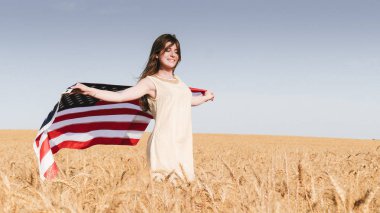 Güzel bir kız ile bir ABD bayrağı alanında