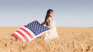 Güzel bir kız ile bir ABD bayrağı alanında
