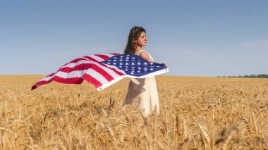 Güzel bir kız ile bir ABD bayrağı alanında