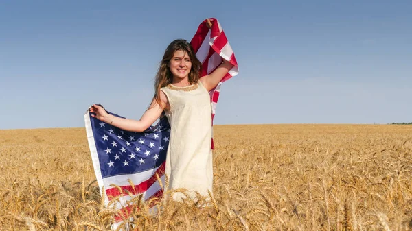 Güzel bir kız ile bir ABD bayrağı alanında