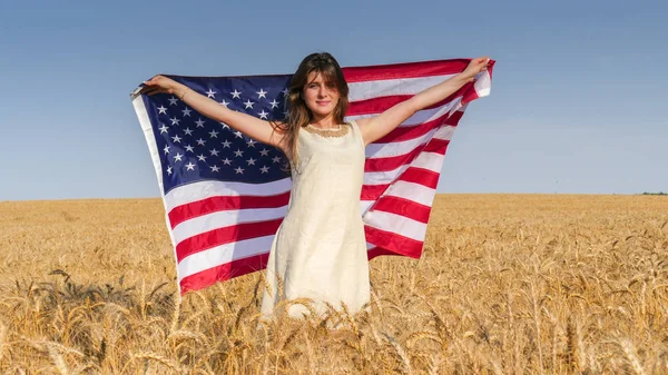 Güzel bir kız ile bir ABD bayrağı alanında