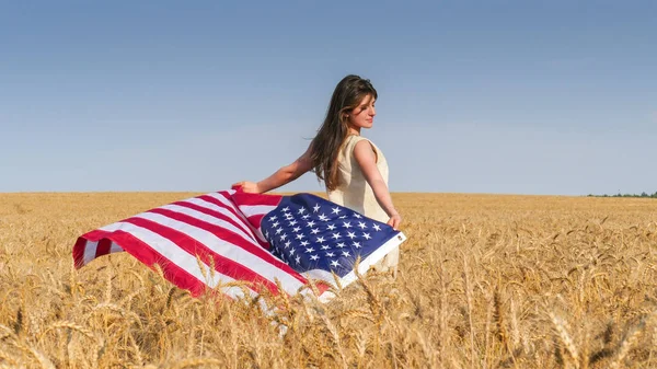 Güzel bir kız ile bir ABD bayrağı alanında