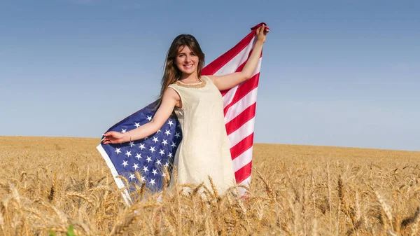 Güzel bir kız ile bir ABD bayrağı alanında