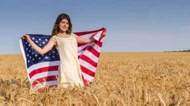 Güzel bir kız ile bir ABD bayrağı alanında