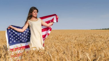 Güzel bir kız ile bir ABD bayrağı alanında