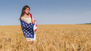 Güzel bir kız ile bir ABD bayrağı alanında