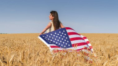 Güzel bir kız ile bir ABD bayrağı alanında