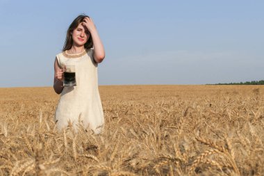 Güzel doğal genç çekici kadın elbise ile d cam