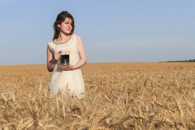 Güzel doğal genç çekici kadın elbise ile d cam