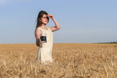 Güzel doğal genç çekici kadın elbise ile d cam