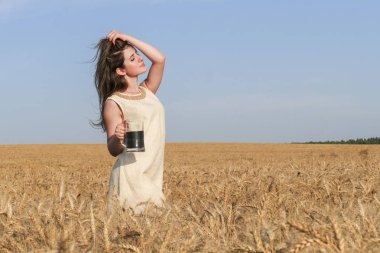 Güzel doğal genç çekici kadın elbise ile d cam