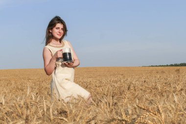 Güzel doğal genç çekici kadın elbise ile d cam