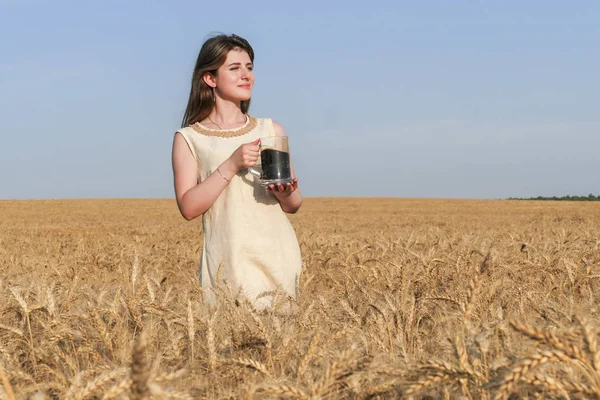 Güzel doğal genç çekici kadın elbise ile d cam