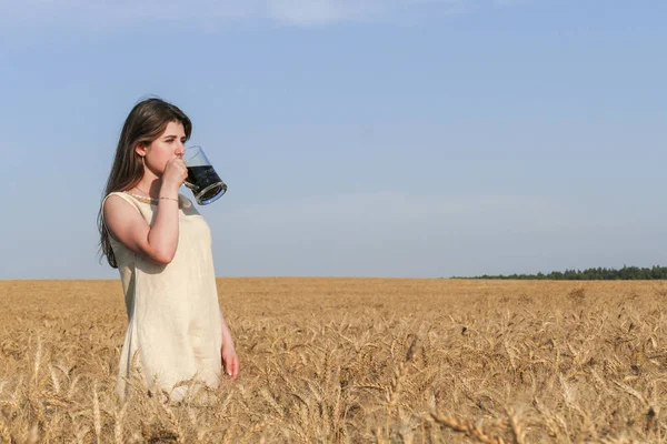 Jonge aantrekkelijke vrouw in mooie natuurlijke jurk met glazen van d — Stockfoto