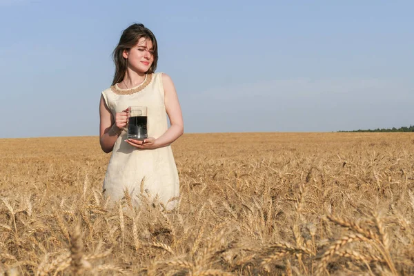 Güzel doğal genç çekici kadın elbise ile d cam