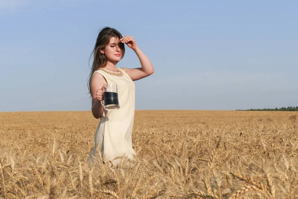 Güzel doğal genç çekici kadın elbise ile d cam