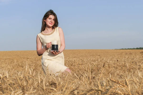 Junge attraktive Frau in bezauberndem Naturkleid mit Glas d — Stockfoto