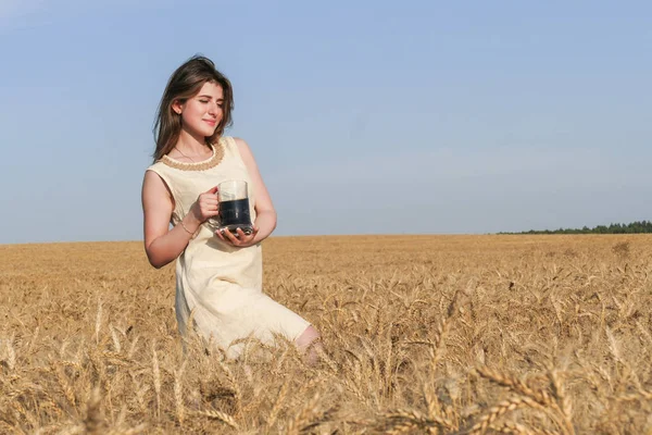 Güzel doğal genç çekici kadın elbise ile d cam