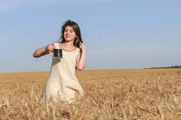 Jeune femme attrayante en robe naturelle béatifique avec verre de d — Photo