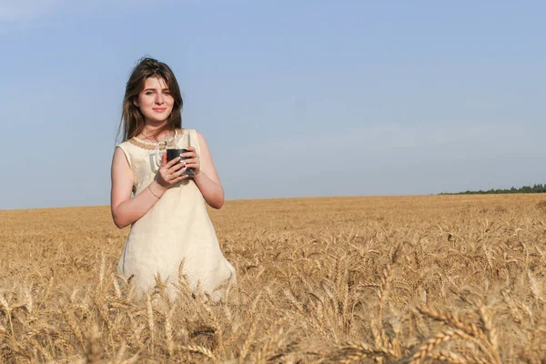 Junge attraktive Frau in bezauberndem Naturkleid mit Glas d — Stockfoto