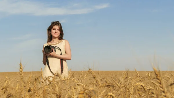 Fotograf podróży turystycznych, fotografowanie uśmiechu — Zdjęcie stockowe