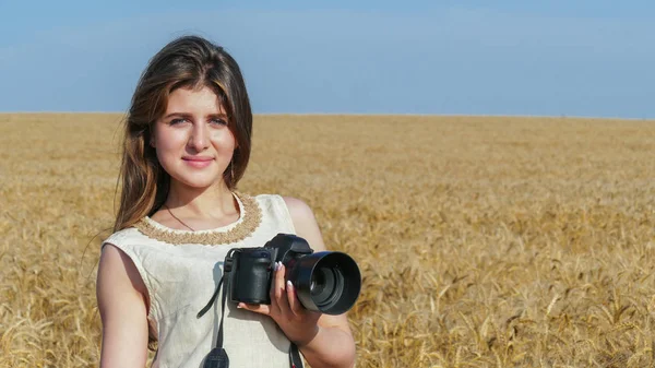 Toeristische reizen fotograaf fotograferen glimlach — Stockfoto