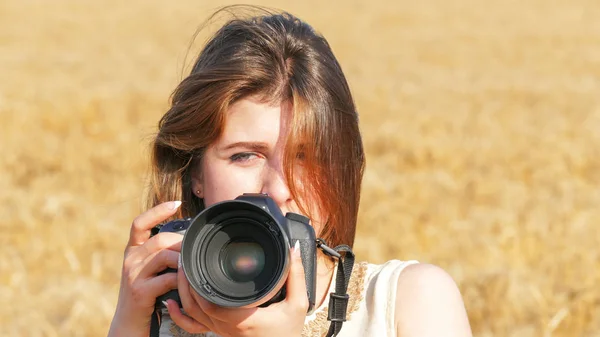 Viagens turísticas fotógrafo fotografar sorriso — Fotografia de Stock