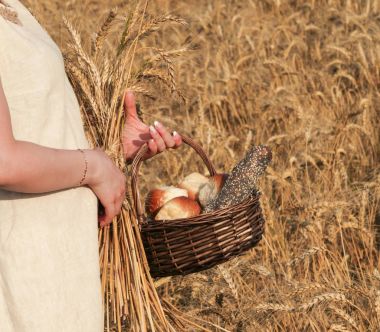 Ba ile yürüyüş güzel doğal elbiseli genç çekici kadın