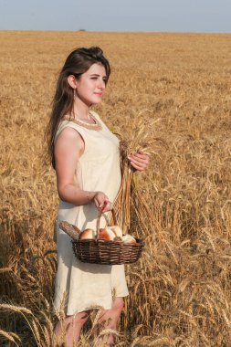 Ba ile yürüyüş güzel doğal elbiseli genç çekici kadın