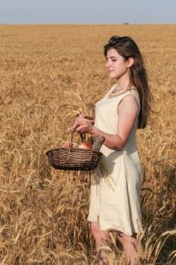 Ba ile yürüyüş güzel doğal elbiseli genç çekici kadın