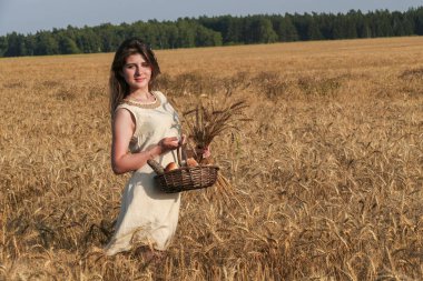 Ba ile yürüyüş güzel doğal elbiseli genç çekici kadın