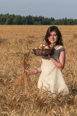 Ba ile yürüyüş güzel doğal elbiseli genç çekici kadın