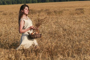Ba ile yürüyüş güzel doğal elbiseli genç çekici kadın