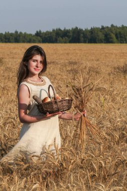 Ba ile yürüyüş güzel doğal elbiseli genç çekici kadın