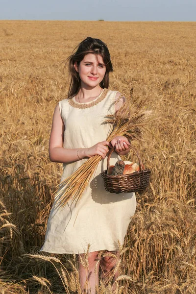 Ba ile yürüyüş güzel doğal elbiseli genç çekici kadın