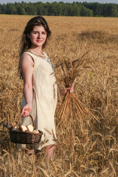 Ba ile yürüyüş güzel doğal elbiseli genç çekici kadın