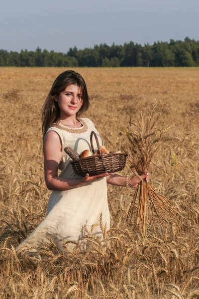 Ba ile yürüyüş güzel doğal elbiseli genç çekici kadın