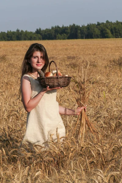 Ba ile yürüyüş güzel doğal elbiseli genç çekici kadın